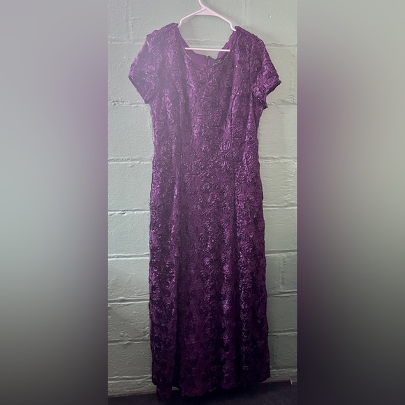 Purple lace even gown with hidden zippers. NWOT - Picture 1 of 7